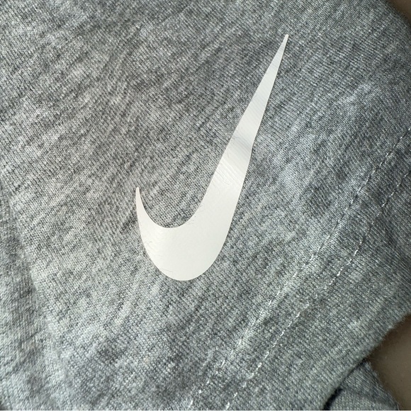 Boys Nike Gray short sleeve with black shorts size 7 Large - Picture 4 of 9